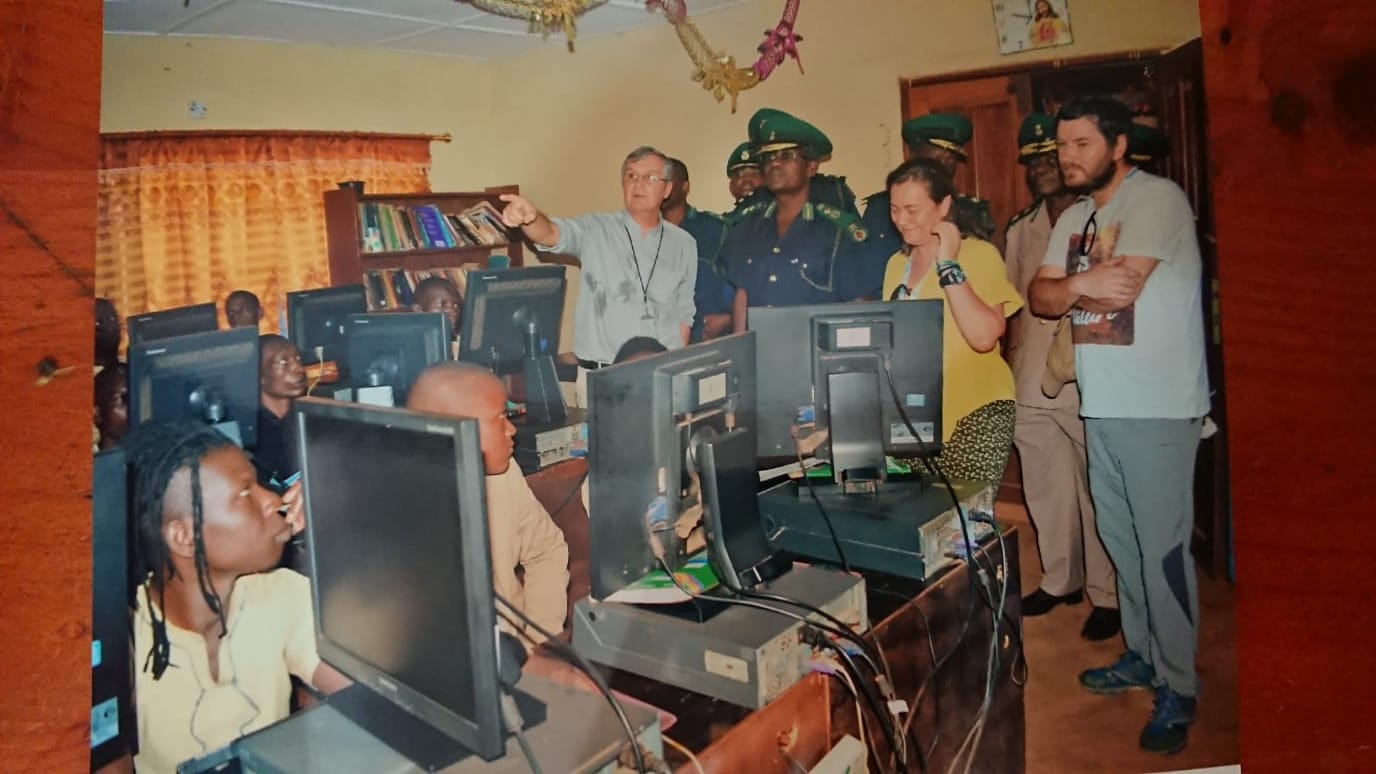 El OAR dona equipos informáticos a la Fundación ATABAL para proyectos en Sierra Leona 