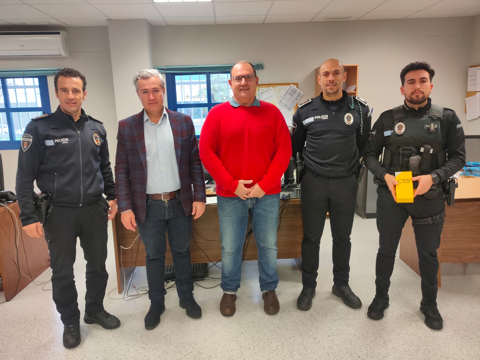 El Vicepresidente del OAR, Manuel Gómez, entrega doce smartphones a la Policía Local de Don Benito