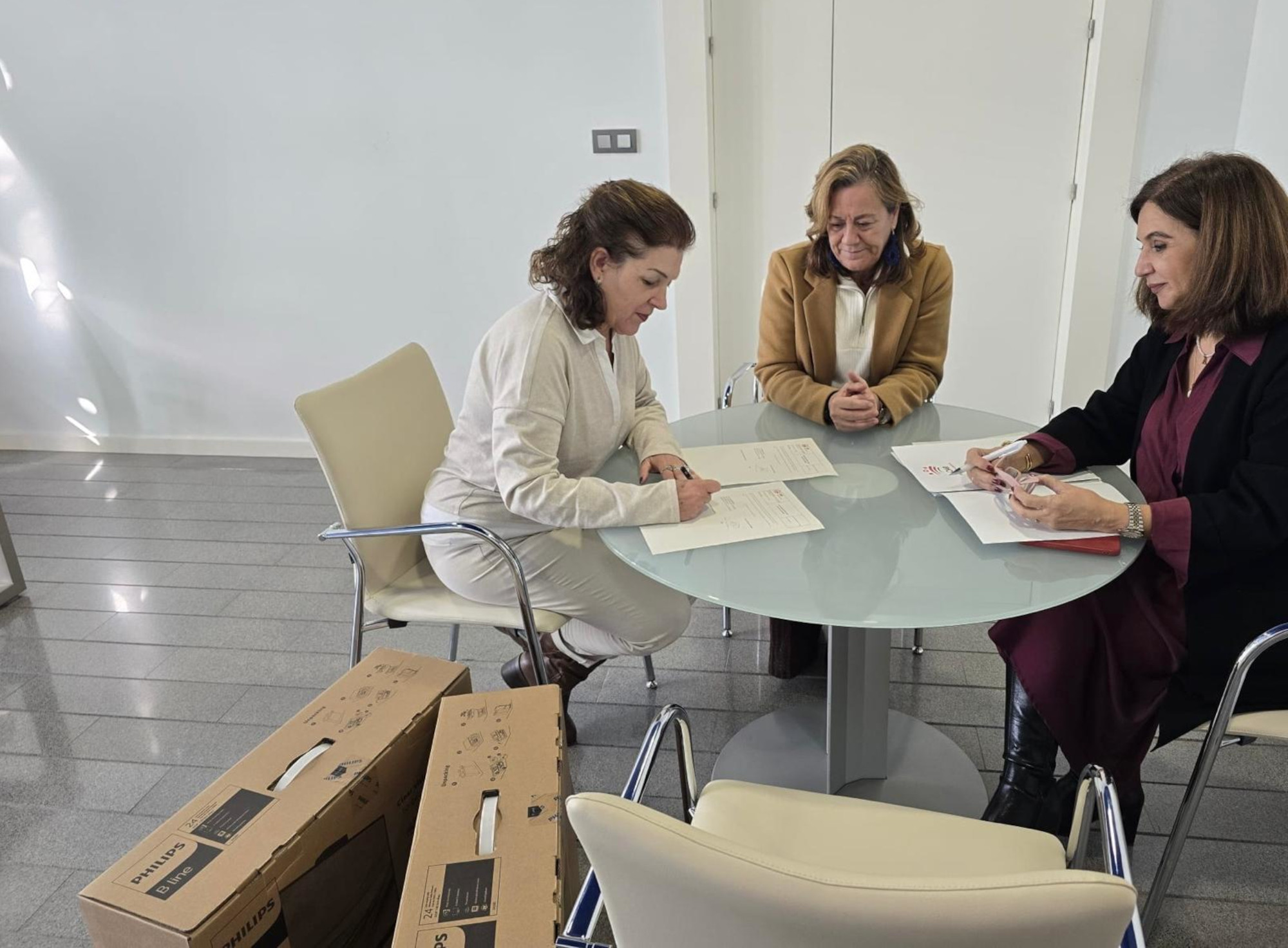 El OAR dona equipos informáticos a la Fundación Atabal para impulsar proyectos educativos y de desarrollo sostenible