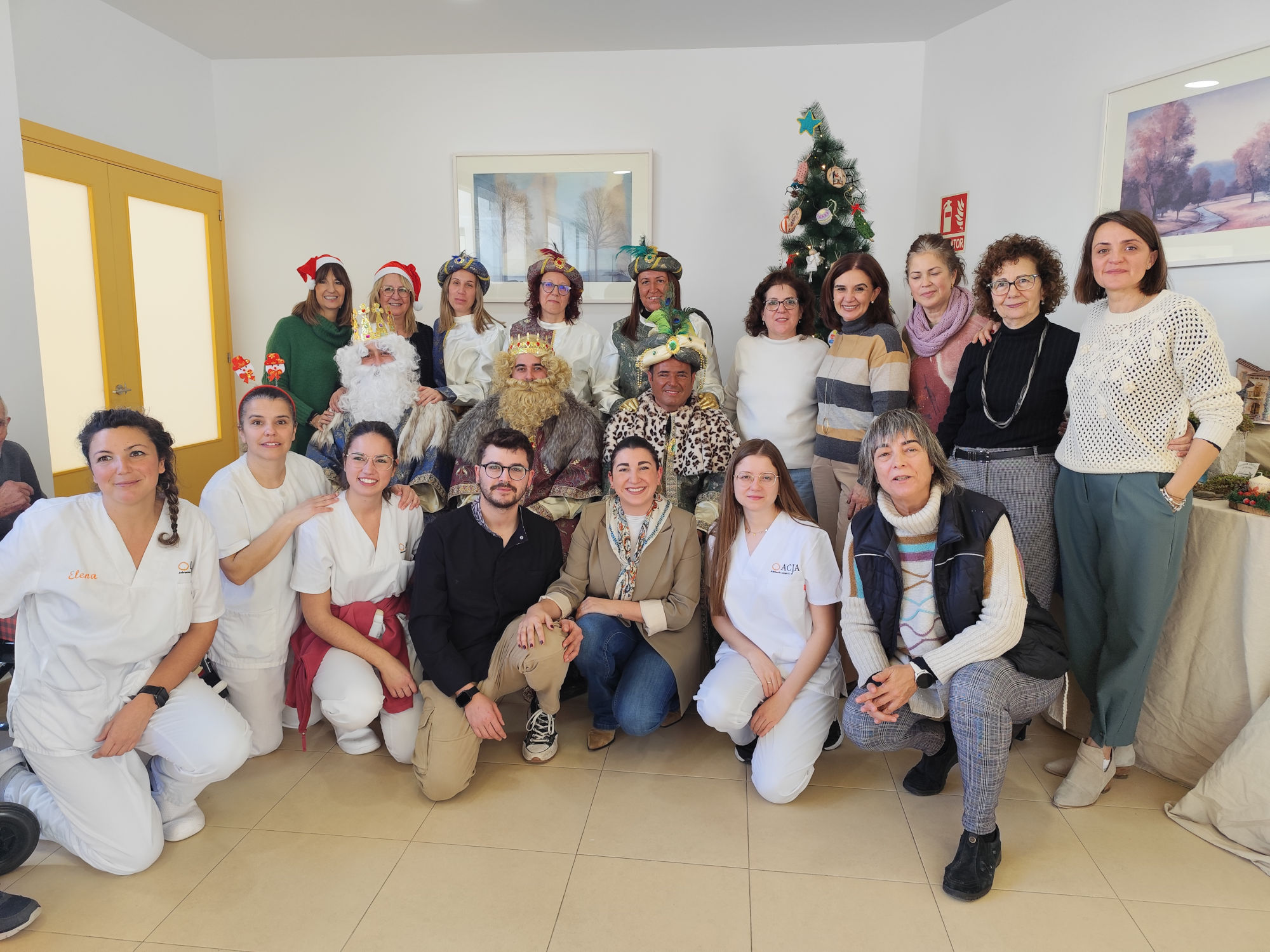 La V Edición de ‘Navidad Solidaria’ llena de emoción y regalos la residencia de mayores de Valencia del Ventoso